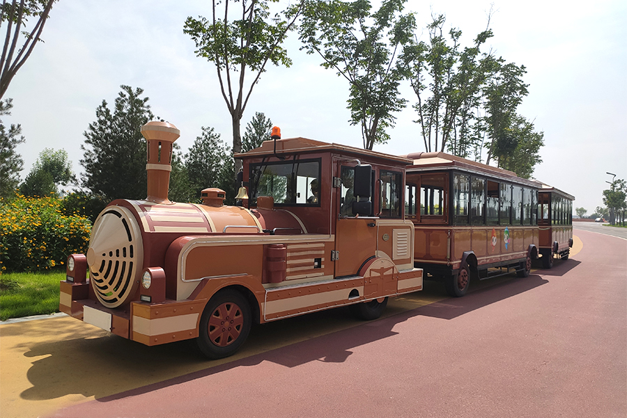 28 elegante, gleislose Großrundfahrtzüge in geschlossenen Waggons