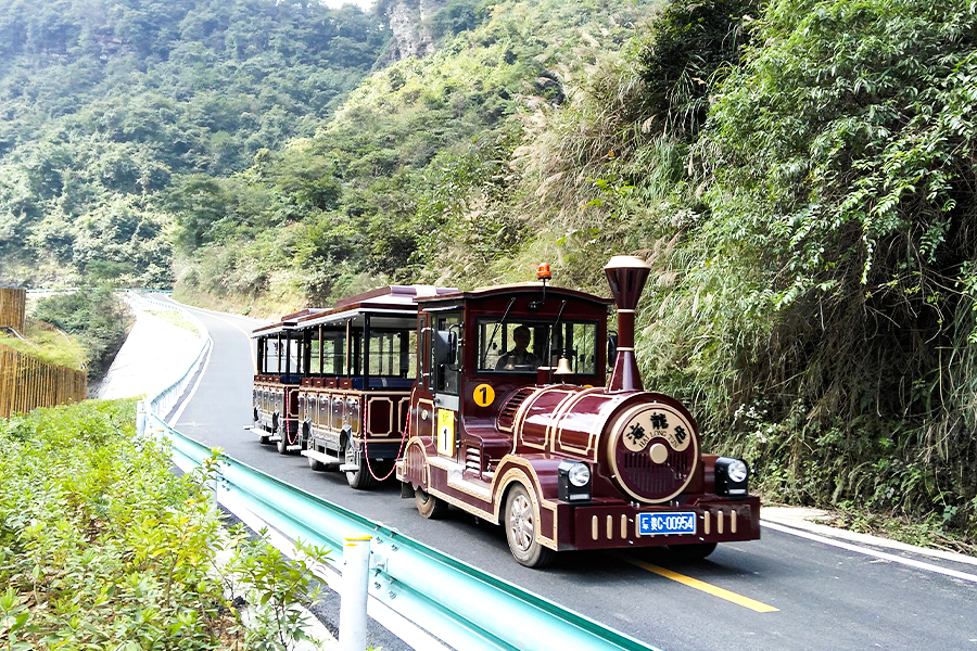 Klassischer, großer, spurloser Sightseeing-Zug mit halbgeschlossenem Wagen und 20 Sitzplätzen