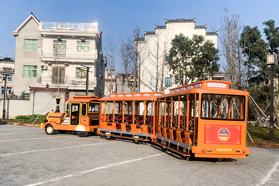 Großer gleisloser Sightseeing-Zug vom Typ Straßenbahn