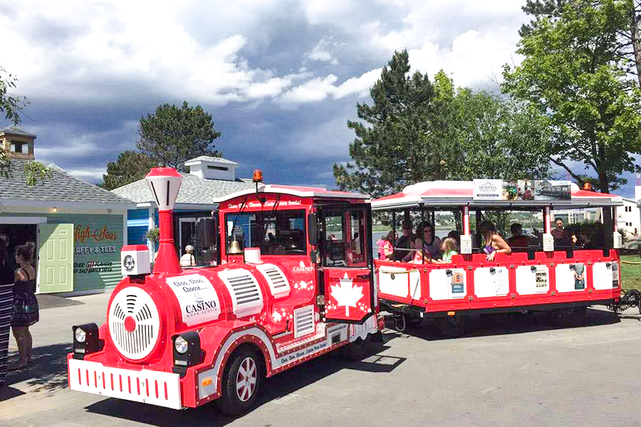 Klassischer, großer, spurloser Sightseeing-Zug mit halbgeschlossenem Wagen und 20 Sitzplätzen