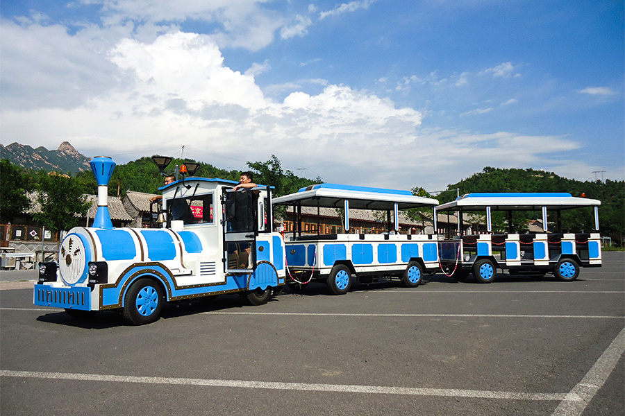 Klassischer, großer, spurloser Sightseeing-Zug mit offenem Wagen und 20 Sitzplätzen