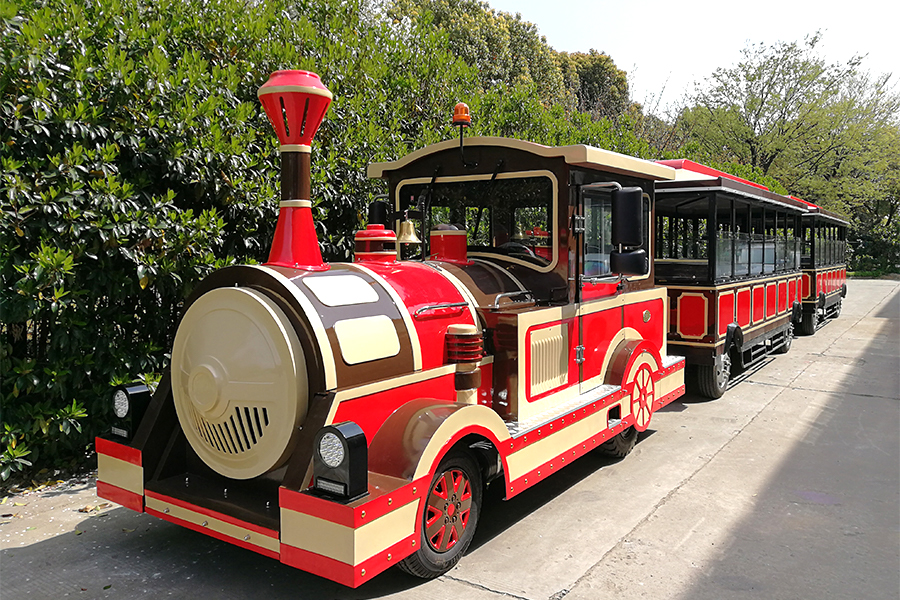 28 elegante, gleislose Großrundfahrtzüge in geschlossenen Waggons