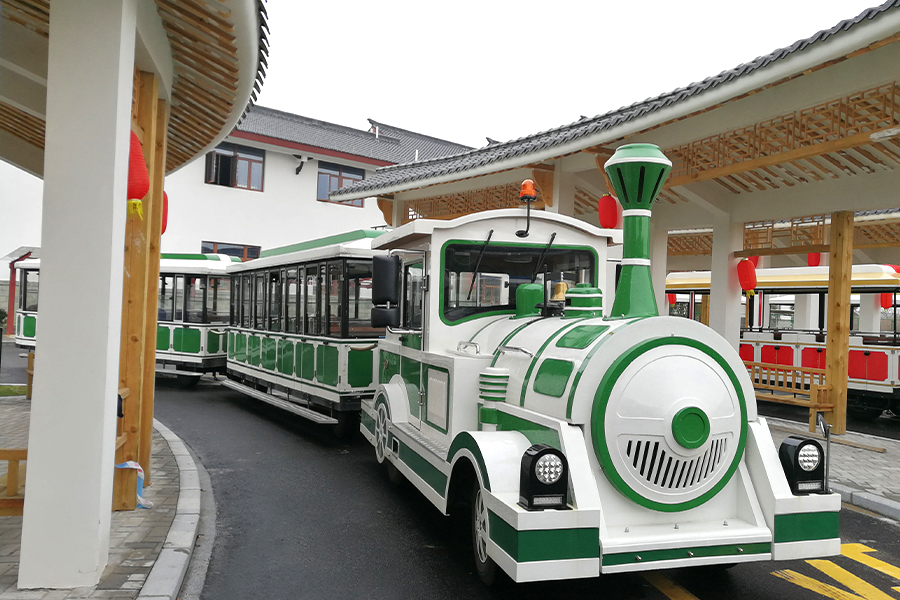 28 elegante, gleislose Großrundfahrtzüge in geschlossenen Waggons