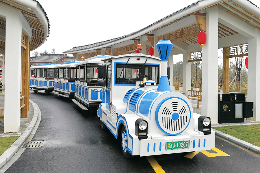 Klassischer, großer, spurloser Sightseeing-Zug mit halbgeschlossenem Wagen und 20 Sitzplätzen