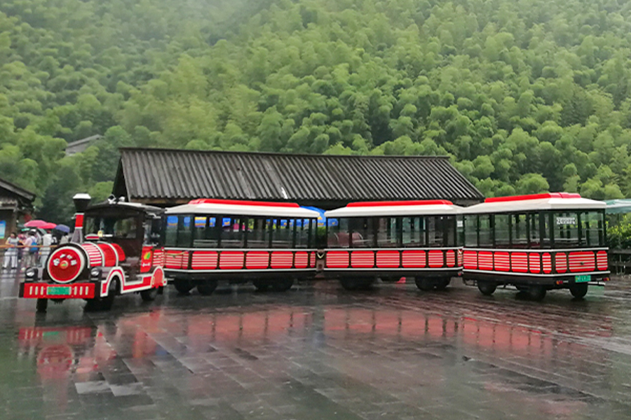 Klassischer, großer, gleisloser Sightseeing-Zug mit geschlossenem Wagen und 20 Sitzplätzen