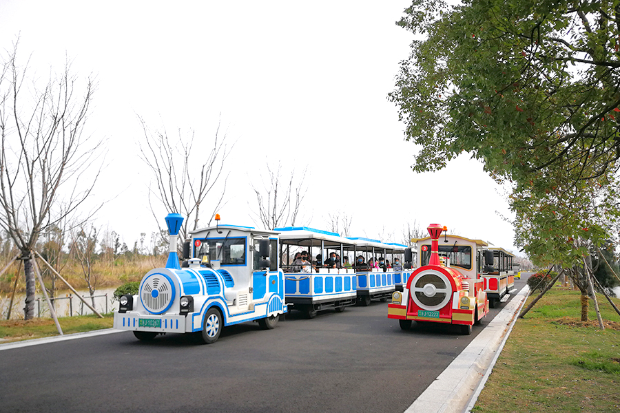 Klassischer, großer, spurloser Sightseeing-Zug mit halbgeschlossenem Wagen und 20 Sitzplätzen