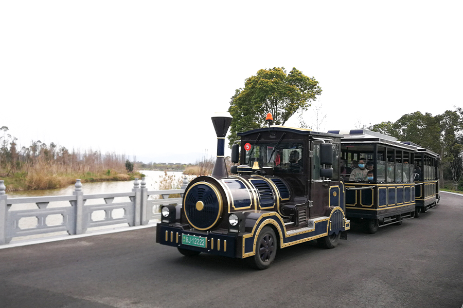 Klassischer, großer, gleisloser Sightseeing-Zug mit geschlossenem Wagen und 20 Sitzplätzen