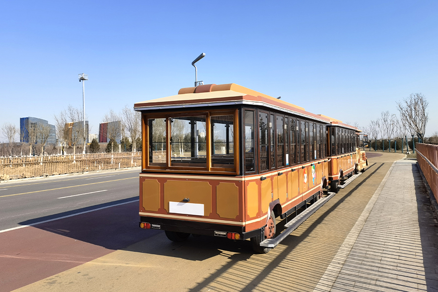 28 elegante, gleislose Großrundfahrtzüge in geschlossenen Waggons