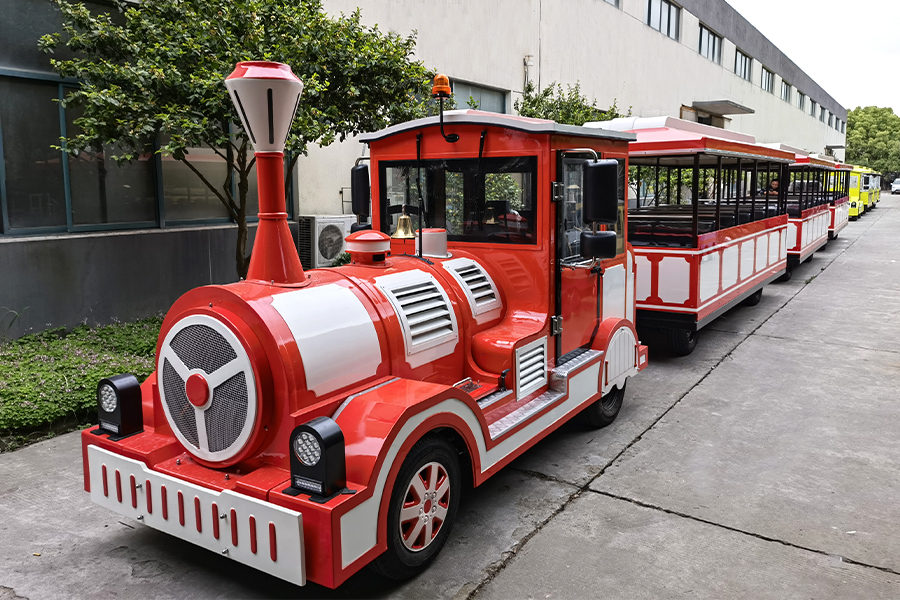 Klassischer, großer, gleisloser Sightseeing-Zug mit 24 Sitzplätzen, halbgeschlossenem Wagen