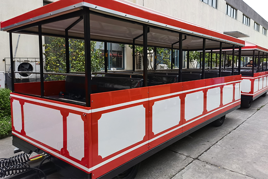 Klassischer, großer, gleisloser Sightseeing-Zug mit 24 Sitzplätzen, halbgeschlossenem Wagen