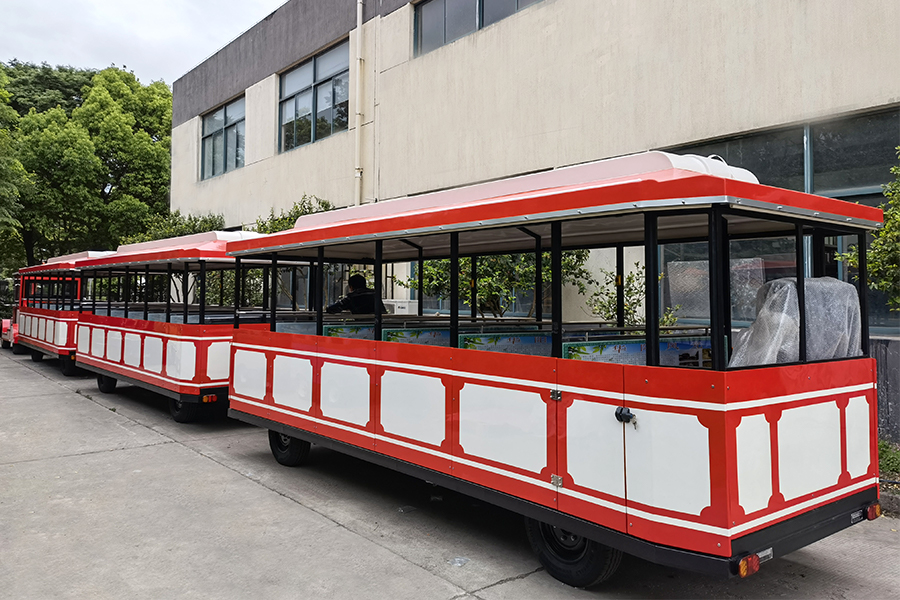 Klassischer, großer, gleisloser Sightseeing-Zug mit 24 Sitzplätzen, halbgeschlossenem Wagen