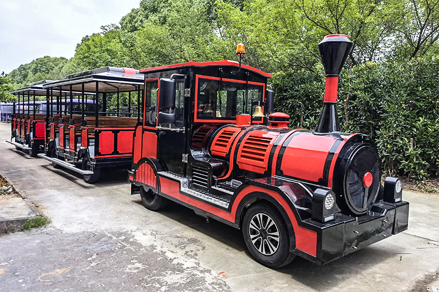 Klassischer, großer, spurloser Sightseeing-Zug mit offenem Wagen und 20 Sitzplätzen