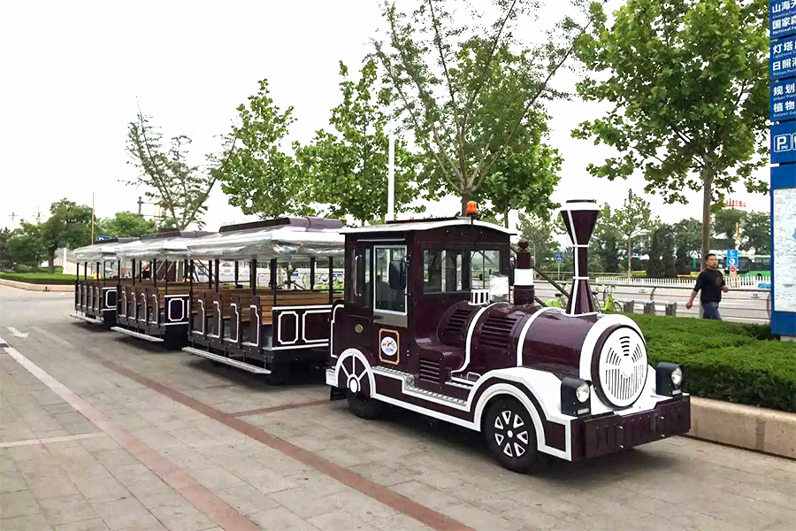 Klassischer, großer, spurloser Sightseeing-Zug mit offenem Wagen und 20 Sitzplätzen