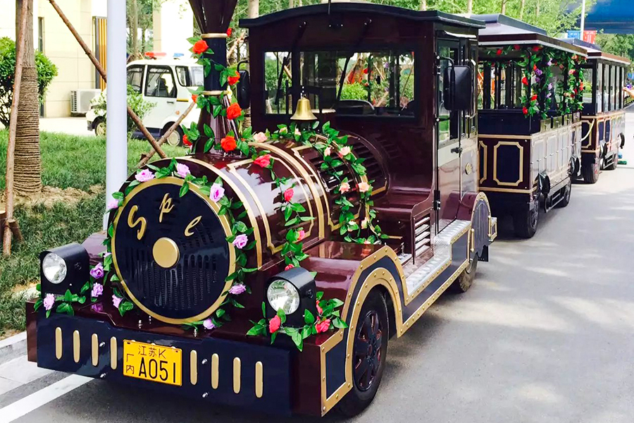 Klassischer, großer, gleisloser Sightseeing-Zug mit geschlossenem Wagen und 20 Sitzplätzen