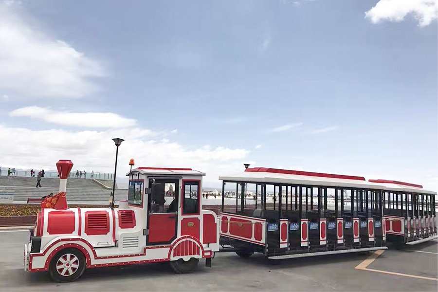 Klassischer, großer, gleisloser Sightseeing-Zug mit halbgeschlossenem Wagen und 28 Sitzplätzen