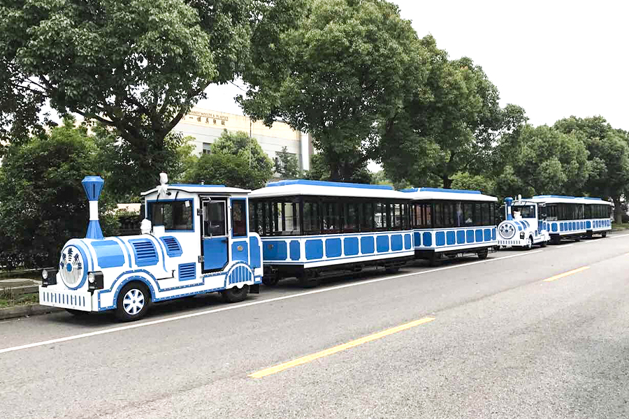 Klassischer, großer, gleisloser Sightseeing-Zug mit geschlossenem Wagen und 28 Sitzplätzen