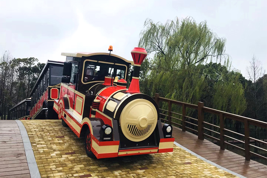 28 elegante, gleislose Großrundfahrtzüge in geschlossenen Waggons