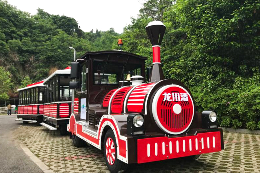 Klassischer, großer, gleisloser Sightseeing-Zug mit geschlossenem Wagen und 20 Sitzplätzen