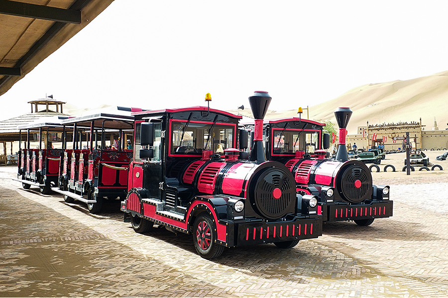 Klassischer, großer, spurloser Sightseeing-Zug mit offenem Wagen und 20 Sitzplätzen