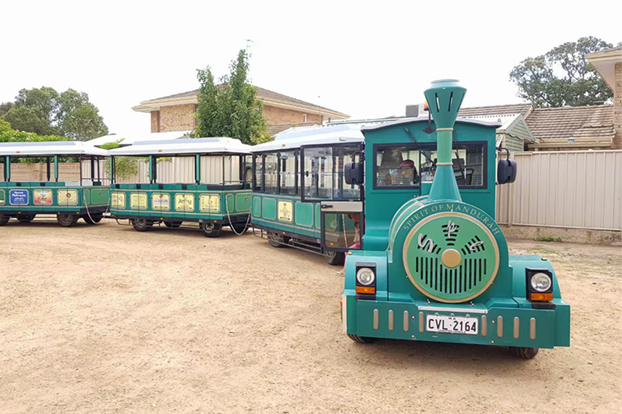 Klassischer, großer, spurloser Sightseeing-Zug mit halbgeschlossenem Wagen und 20 Sitzplätzen