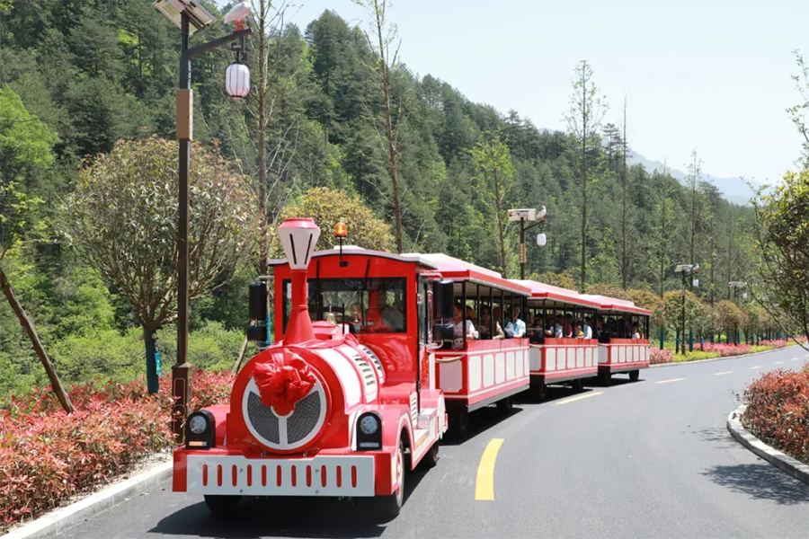 Klassischer, großer, gleisloser Sightseeing-Zug mit 24 Sitzplätzen, halbgeschlossenem Wagen